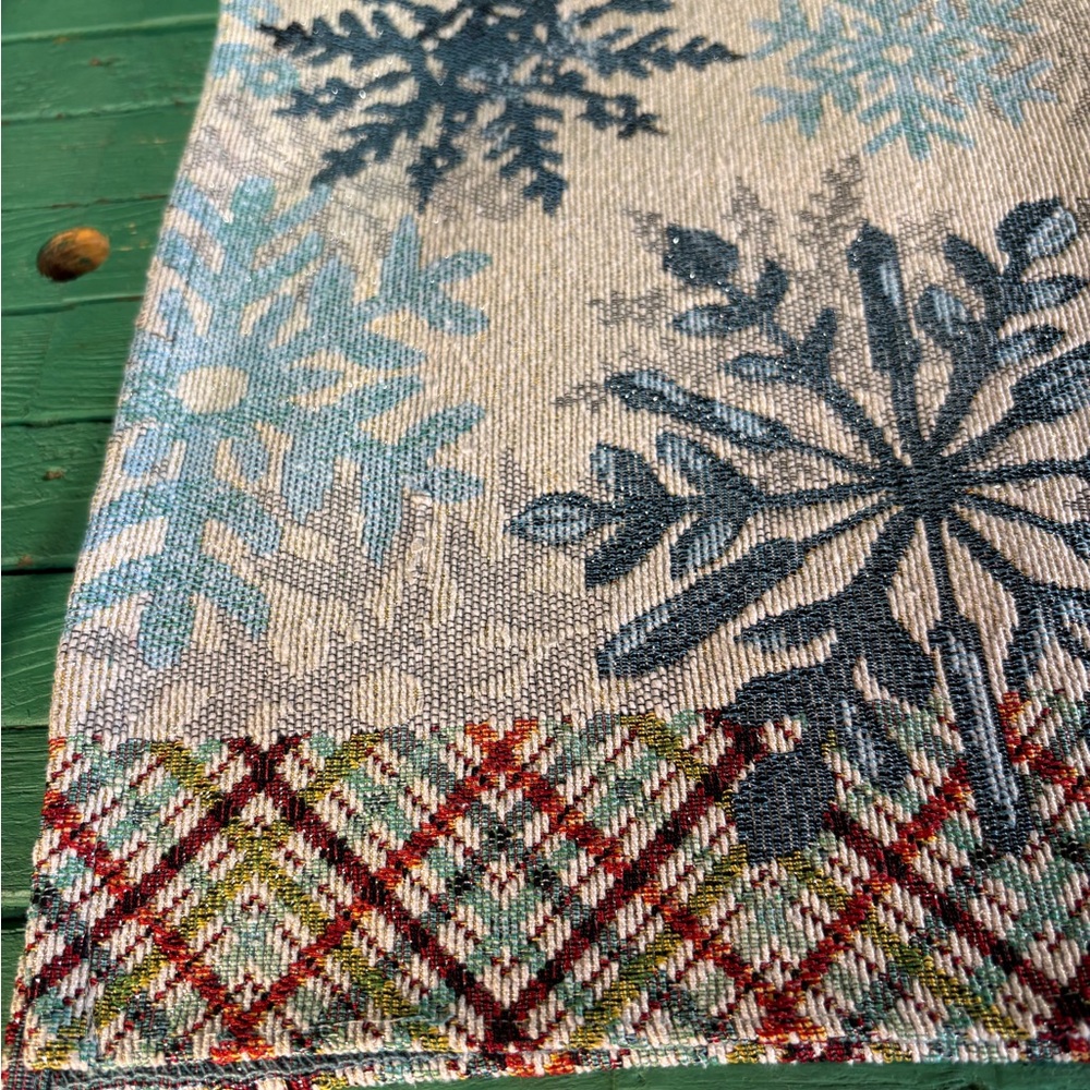 Snowflake Pattern Table Runner - Picture 2 of 13